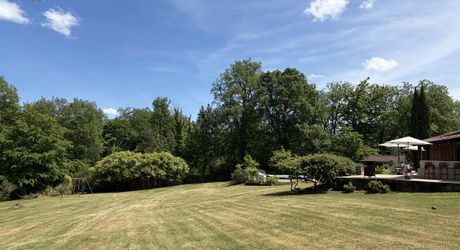 En Périgord Noir, maison sur 4000 m² de terrain, située à 5 minutes de Montignac-Lascaux en direction de Sarlat, sur les hauteurs, au calme en bout de hameau.
