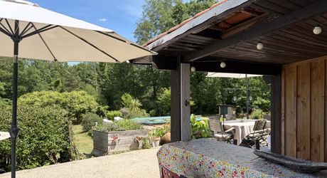 En Périgord Noir, maison sur 4000 m² de terrain, située à 5 minutes de Montignac-Lascaux en direction de Sarlat, sur les hauteurs, au calme en bout de hameau.
