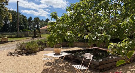 En Périgord Noir, maison très lumineuse et confortable, sur 4000 m² de terrain, située à 5 minutes de Montignac-Lascaux en direction de Sarlat, sur les hauteurs, au calme en bout de hameau.