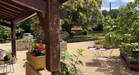 En Périgord Noir, maison très lumineuse et confortable, sur 4000 m² de terrain, située à 5 minutes de Montignac-Lascaux en direction de Sarlat, sur les hauteurs, au calme en bout de hameau.