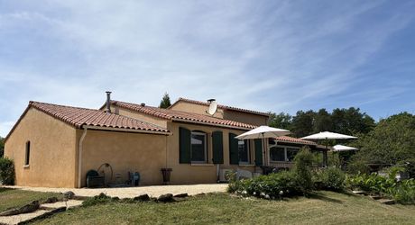 En Périgord Noir, maison sur 4000 m² de terrain, située à 5 minutes de Montignac-Lascaux en direction de Sarlat, sur les hauteurs, au calme en bout de hameau.