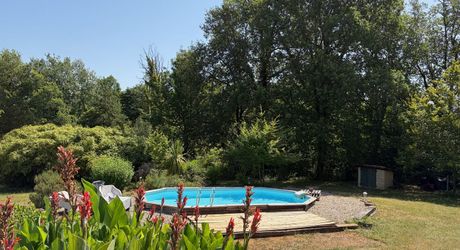 En Périgord Noir, maison très lumineuse et confortable, sur 4000 m² de terrain, située à 5 minutes de Montignac-Lascaux en direction de Sarlat, sur les hauteurs, au calme en bout de hameau.