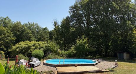En Périgord Noir, maison très lumineuse et confortable, sur 4000 m² de terrain, située à 5 minutes de Montignac-Lascaux en direction de Sarlat, sur les hauteurs, au calme en bout de hameau.