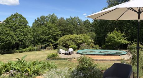 En Périgord Noir, maison sur 4000 m² de terrain, située à 5 minutes de Montignac-Lascaux en direction de Sarlat, sur les hauteurs, au calme en bout de hameau.