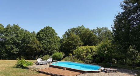 En Périgord Noir, maison très lumineuse et confortable, sur 4000 m² de terrain, située à 5 minutes de Montignac-Lascaux en direction de Sarlat, sur les hauteurs, au calme en bout de hameau.