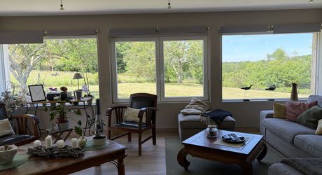 En Périgord Noir, maison sur 4000 m² de terrain, située à 5 minutes de Montignac-Lascaux en direction de Sarlat, sur les hauteurs, au calme en bout de hameau.