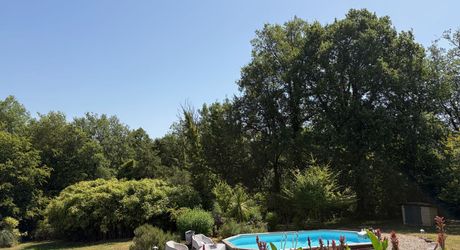 En Périgord Noir, maison très lumineuse et confortable, sur 4000 m² de terrain, située à 5 minutes de Montignac-Lascaux en direction de Sarlat, sur les hauteurs, au calme en bout de hameau.