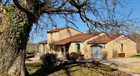 En Périgord Noir, maison sur 4000 m² de terrrain, située à 5 minutes de Montignac-Lascaux en direction de Sarlat, sur les hauteurs, au calme en bout de hameau.