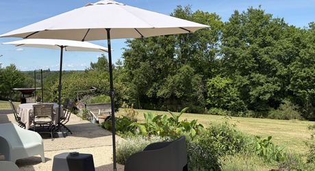 En Périgord Noir, maison sur 4000 m² de terrain, située à 5 minutes de Montignac-Lascaux en direction de Sarlat, sur les hauteurs, au calme en bout de hameau.