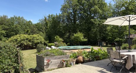 En Périgord Noir, maison sur 4000 m² de terrain, située à 5 minutes de Montignac-Lascaux en direction de Sarlat, sur les hauteurs, au calme en bout de hameau.