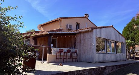 En Périgord Noir, maison très lumineuse et confortable, sur 4000 m² de terrain, située à 5 minutes de Montignac-Lascaux en direction de Sarlat, sur les hauteurs, au calme en bout de hameau.