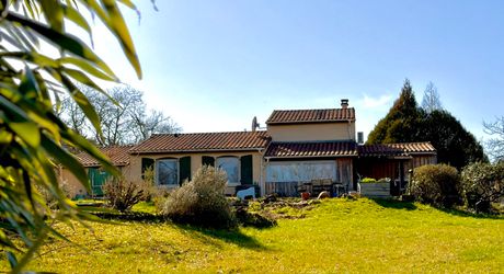 En Périgord Noir, maison sur 4000 m² de terrrain, située à 5 minutes de Montignac-Lascaux en direction de Sarlat, sur les hauteurs, au calme en bout de hameau.