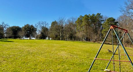 En Périgord Noir, maison sur 4000 m² de terrrain, située à 5 minutes de Montignac-Lascaux en direction de Sarlat, sur les hauteurs, au calme en bout de hameau.