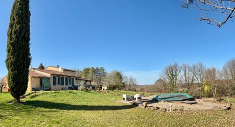 En Périgord Noir, maison sur 4000 m² de terrrain, située à 5 minutes de Montignac-Lascaux en direction de Sarlat, sur les hauteurs, au calme en bout de hameau.