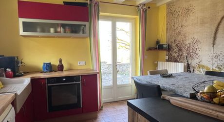 A 15 minutes de Montignac, entre Périgueux et Brive, belle longère en pierre au coeur d'un joli hameau avec un magnifique point de vue !