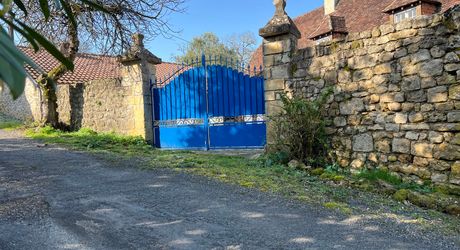 A 15 minutes de Montignac, entre Périgueux et Brive, belle longère en pierre au coeur d'un joli hameau avec un magnifique point de vue !