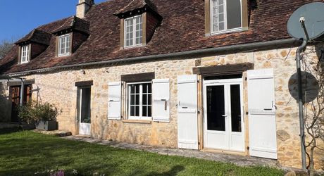 A 15 minutes de Montignac, entre Périgueux et Brive, belle longère en pierre au coeur d'un joli hameau avec un magnifique point de vue !