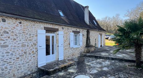 A 15 minutes de Montignac, entre Périgueux et Brive, belle longère en pierre au coeur d'un joli hameau avec un magnifique point de vue !