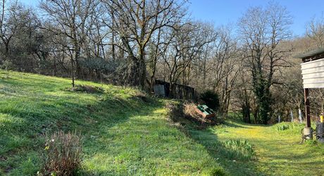 A 15 minutes de Montignac, entre Périgueux et Brive, belle longère en pierre au coeur d'un joli hameau avec un magnifique point de vue !