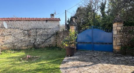 A 15 minutes de Montignac, entre Périgueux et Brive, belle longère en pierre au coeur d'un joli hameau avec un magnifique point de vue !