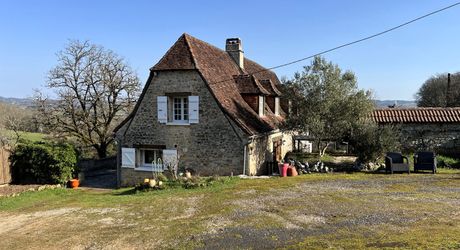 A 15 minutes de Montignac, entre Périgueux et Brive, belle longère en pierre au coeur d'un joli hameau avec un magnifique point de vue !