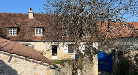 A 15 minutes de Montignac, entre Périgueux et Brive, belle longère en pierre au coeur d'un joli hameau avec un magnifique point de vue !