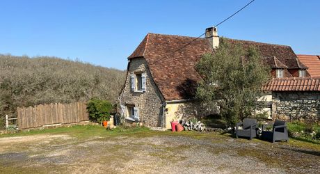 A 15 minutes de Montignac, entre Périgueux et Brive, belle longère en pierre au coeur d'un joli hameau avec un magnifique point de vue !