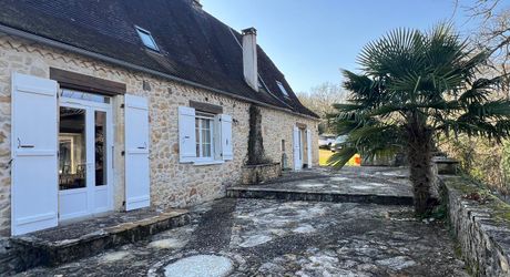 A 15 minutes de Montignac, entre Périgueux et Brive, belle longère en pierre au coeur d'un joli hameau avec un magnifique point de vue !