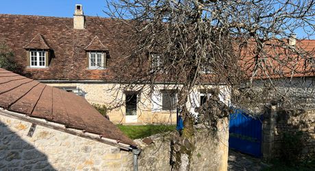 A 15 minutes de Montignac, entre Périgueux et Brive, belle longère en pierre au coeur d'un joli hameau avec un magnifique point de vue !