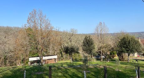 A 15 minutes de Montignac, entre Périgueux et Brive, belle longère en pierre au coeur d'un joli hameau avec un magnifique point de vue !