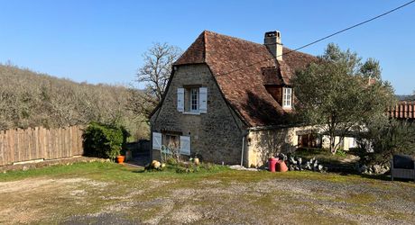 A 15 minutes de Montignac, entre Périgueux et Brive, belle longère en pierre au coeur d'un joli hameau avec un magnifique point de vue !