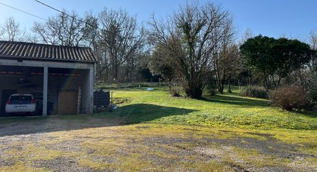 A 15 minutes de Montignac, entre Périgueux et Brive, belle longère en pierre au coeur d'un joli hameau avec un magnifique point de vue !