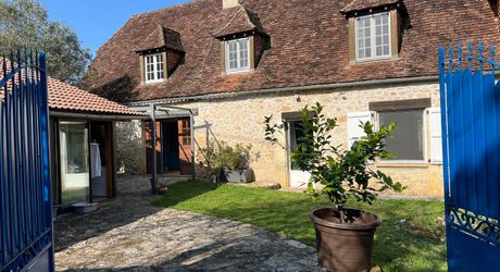 A 15 minutes de Montignac, entre Périgueux et Brive, belle longère en pierre au coeur d'un joli hameau avec un magnifique point de vue !