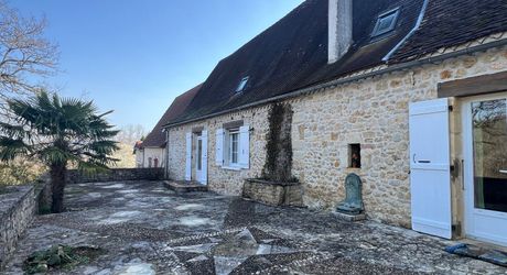A 15 minutes de Montignac, entre Périgueux et Brive, belle longère en pierre au coeur d'un joli hameau avec un magnifique point de vue !