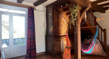 A 15 minutes de Montignac, entre Périgueux et Brive, belle longère en pierre au coeur d'un joli hameau avec un magnifique point de vue !