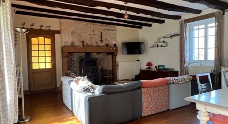 A 15 minutes de Montignac, entre Périgueux et Brive, belle longère en pierre au coeur d'un joli hameau avec un magnifique point de vue !