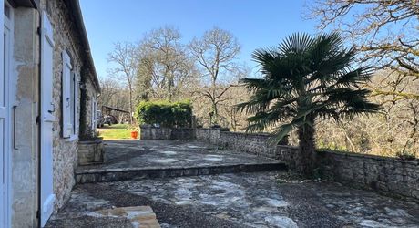 A 15 minutes de Montignac, entre Périgueux et Brive, belle longère en pierre au coeur d'un joli hameau avec un magnifique point de vue !