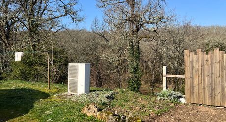 A 15 minutes de Montignac, entre Périgueux et Brive, belle longère en pierre au coeur d'un joli hameau avec un magnifique point de vue !