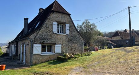 A 15 minutes de Montignac, entre Périgueux et Brive, belle longère en pierre au coeur d'un joli hameau avec un magnifique point de vue !