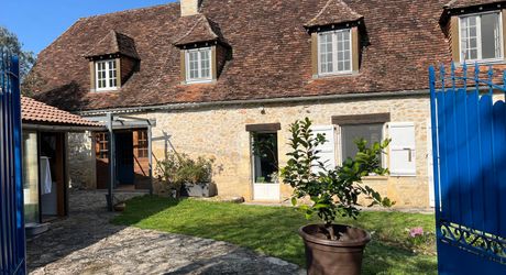 A 15 minutes de Montignac, entre Périgueux et Brive, belle longère en pierre au coeur d'un joli hameau avec un magnifique point de vue !