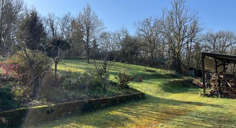 A 15 minutes de Montignac, entre Périgueux et Brive, belle longère en pierre au coeur d'un joli hameau avec un magnifique point de vue !