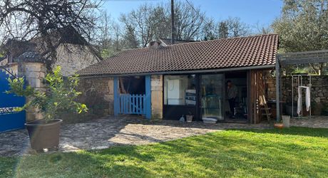 A 15 minutes de Montignac, entre Périgueux et Brive, belle longère en pierre au coeur d'un joli hameau avec un magnifique point de vue !