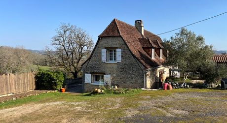 A 15 minutes de Montignac, entre Périgueux et Brive, belle longère en pierre au coeur d'un joli hameau avec un magnifique point de vue !