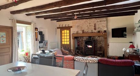 A 15 minutes de Montignac, entre Périgueux et Brive, belle longère en pierre au coeur d'un joli hameau avec un magnifique point de vue !