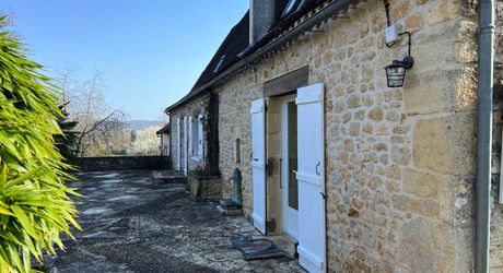 A 15 minutes de Montignac, entre Périgueux et Brive, belle longère en pierre au coeur d'un joli hameau avec un magnifique point de vue !