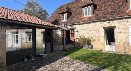 A 15 minutes de Montignac, entre Périgueux et Brive, belle longère en pierre au coeur d'un joli hameau avec un magnifique point de vue !