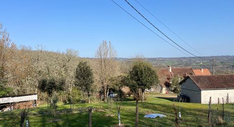 A 15 minutes de Montignac, entre Périgueux et Brive, belle longère en pierre au coeur d'un joli hameau avec un magnifique point de vue !