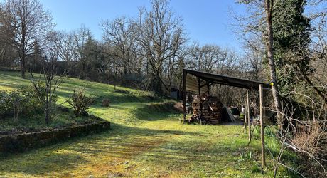 A 15 minutes de Montignac, entre Périgueux et Brive, belle longère en pierre au coeur d'un joli hameau avec un magnifique point de vue !