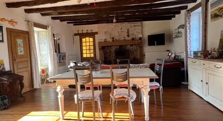 A 15 minutes de Montignac, entre Périgueux et Brive, belle longère en pierre au coeur d'un joli hameau avec un magnifique point de vue !