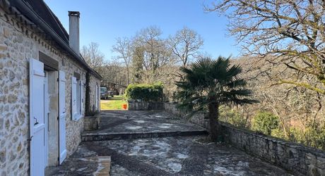A 15 minutes de Montignac, entre Périgueux et Brive, belle longère en pierre au coeur d'un joli hameau avec un magnifique point de vue !
